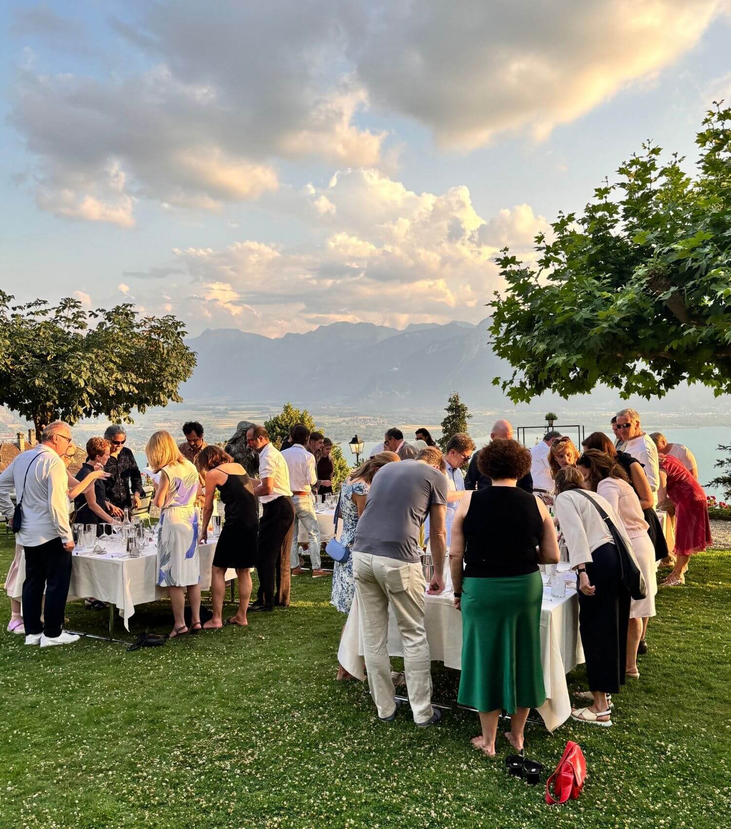 Invités en pleine action lors d’un atelier cocktail au bord du lac en Suisse