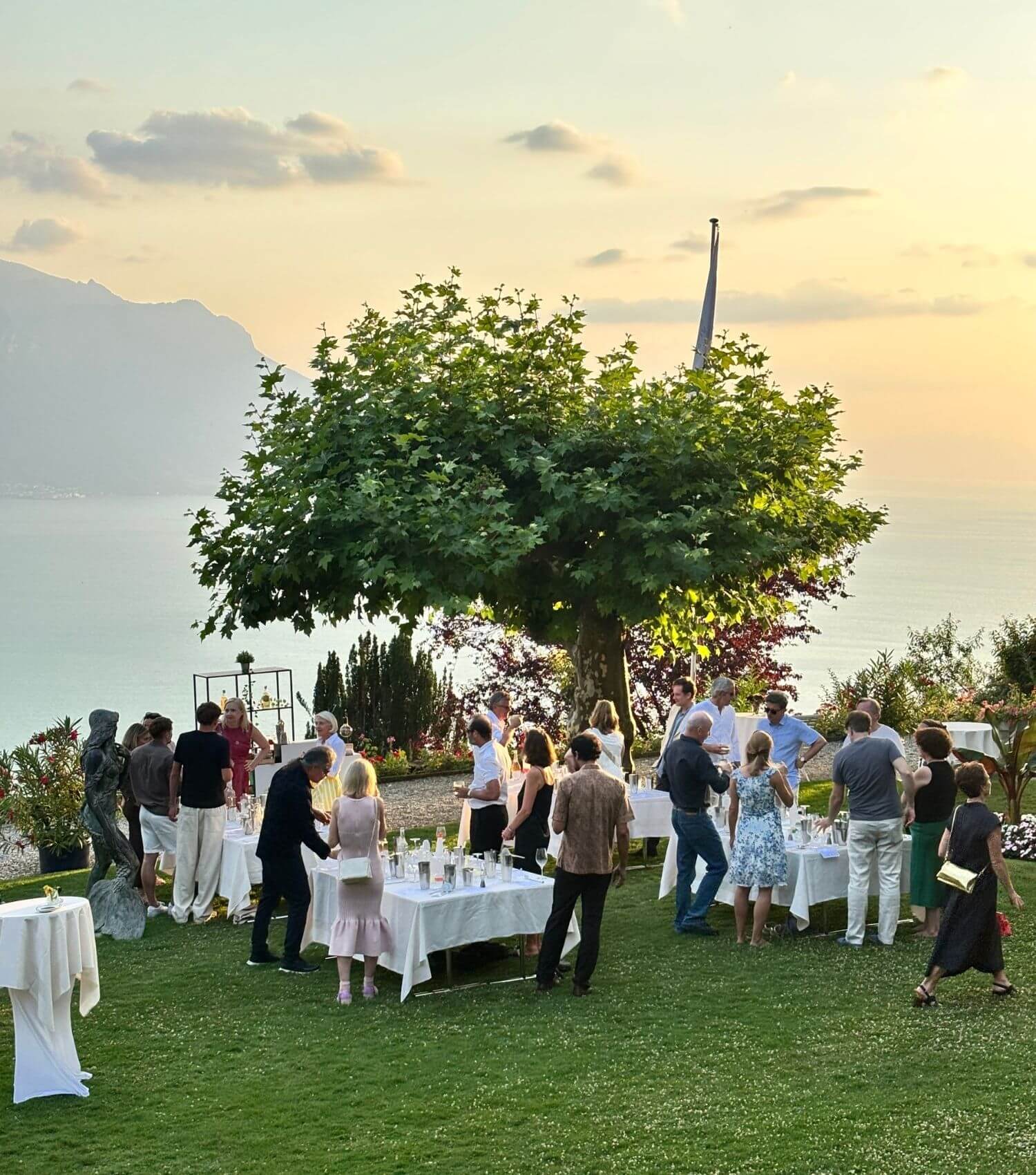 Invités réunis pour un atelier cocktail en plein air au bord du lac en Suisse