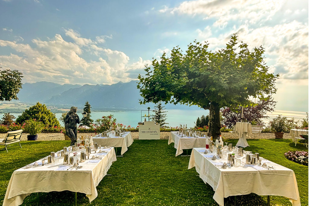 Atelier cocktail en extérieur au bord du lac en Suisse, tables dressées avec le bar intimiste en arrière-plan
