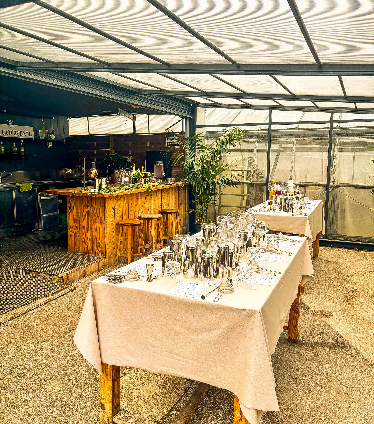 Table élégamment dressée pour un atelier cocktail lors d’un événement en Suisse