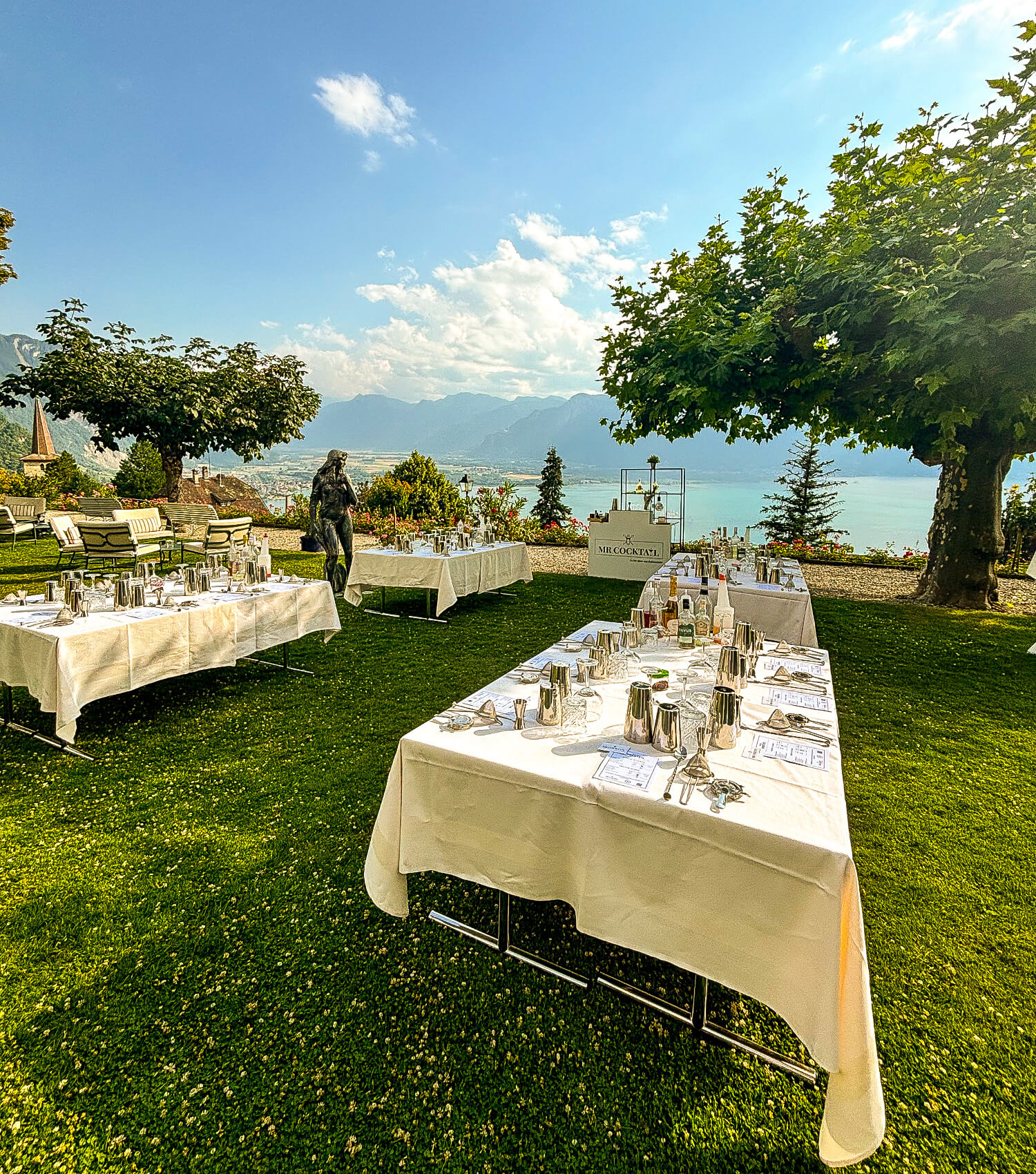 Tables d’atelier cocktail installées au bord du lac en Suisse
