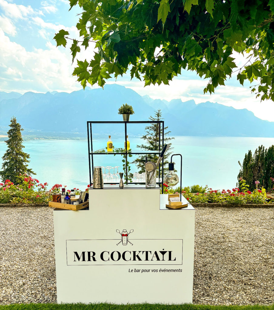 Bar intimiste au bord du lac en Suisse, un cadre chaleureux et élégant