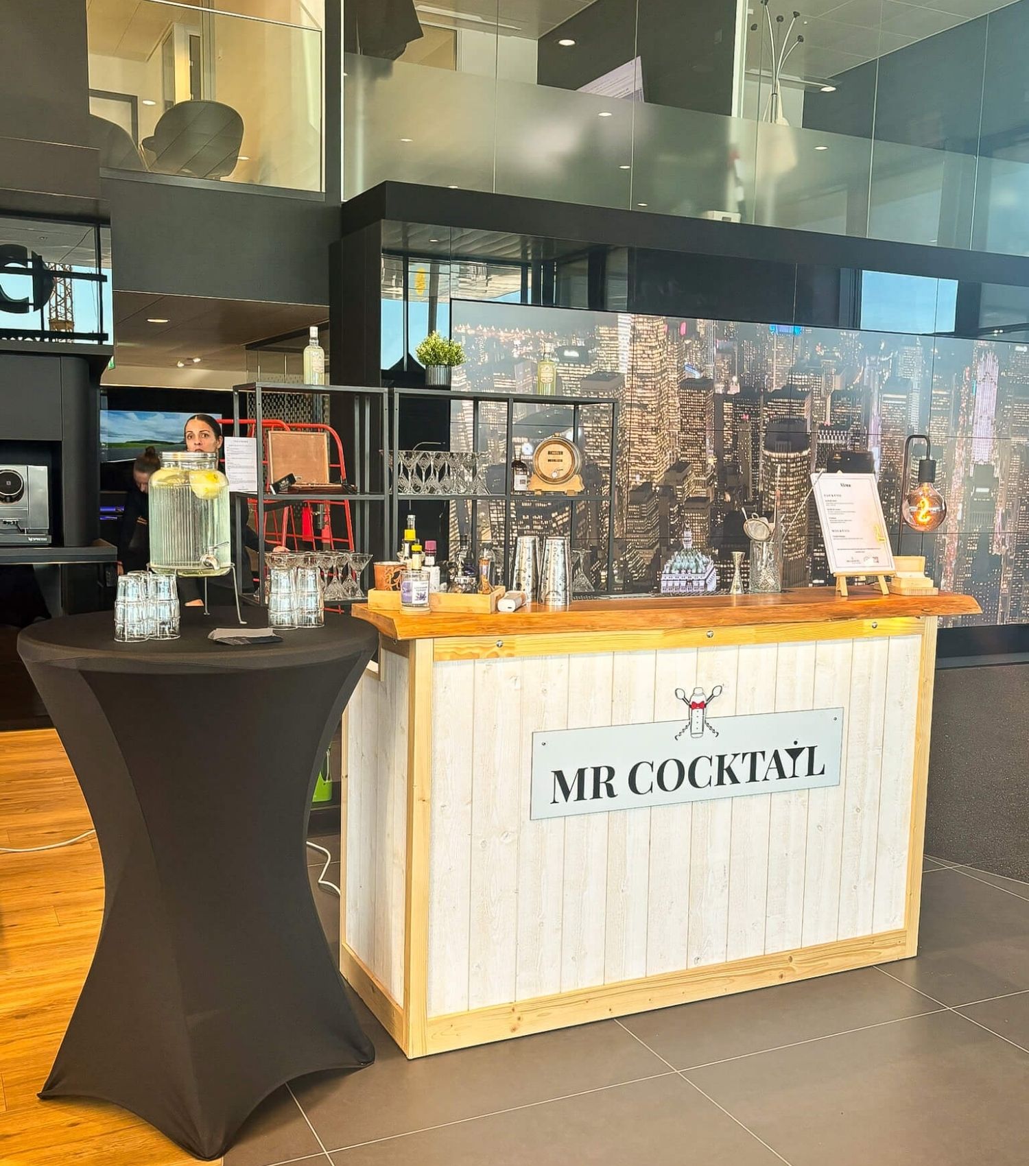 Bar signature Mr Cocktail lors d’un événement d'entreprise Mercedes en Suisse, ambiance raffinée